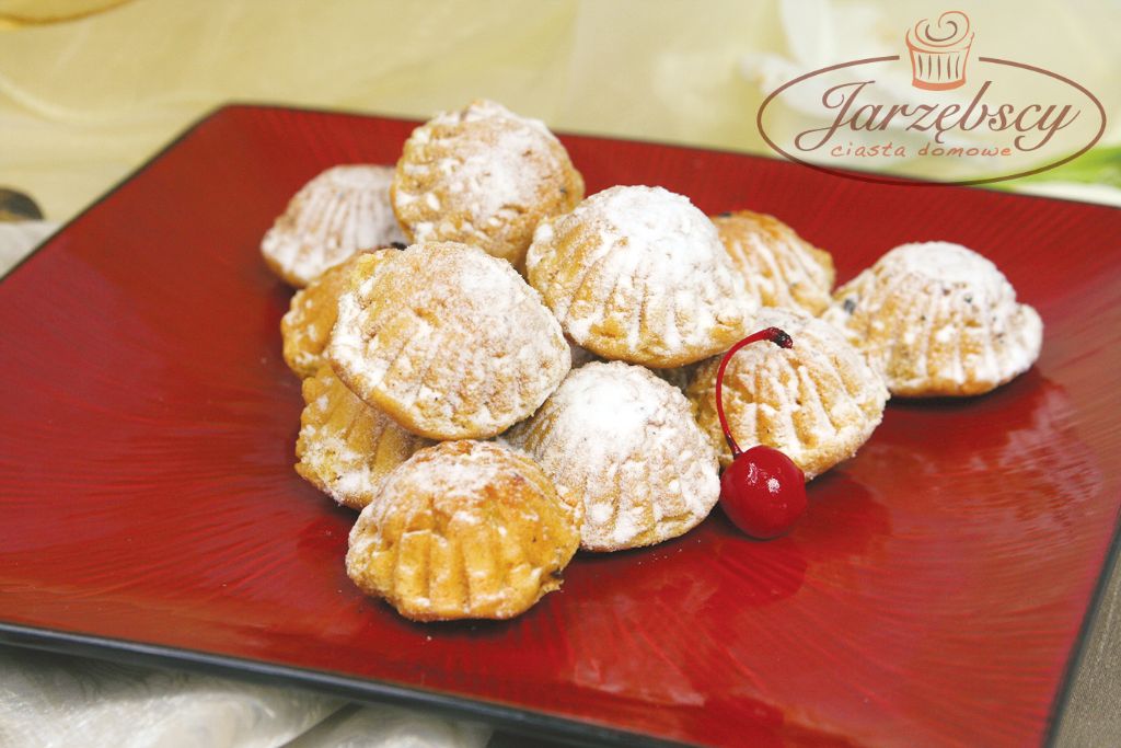 Babeczki z budyniem i wiśnią
